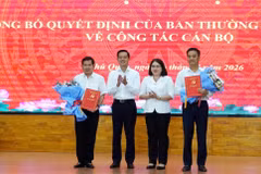 Lãnh đạo đặc khu Phú Quốc tặng hoa chúc mừng Trung tướng Đinh Văn Nơi, Phó Bí thư Tỉnh ủy An Giang, Bí thư Đảng ủy đặc khu Phú Quốc và ông Lê Quốc Anh, Phó Trưởng Ban tổ chức Tỉnh ủy An Giang. (Ảnh: TTXVN phát)