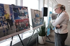 Các đại biểu tại Liên Hợp Quốc tham quan Triển lãm. (Ảnh: Thanh Tuấn/TTXVN)