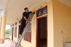 Trường Chính trị tỉnh Tuyên Quang kiểm tra toàn bộ các phòng trong khu ký túc xá để sẵn sàng bố trí làm nơi ở và sinh hoạt cho cán bộ tỉnh Hà Giang. (Ảnh: Hoàng Hải/TTXVN)