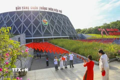 Du khách chụp ảnh check in tại Bảo tàng Chiến thắng Điện Biên Phủ. (Ảnh: Xuân Tư/TTXVN)