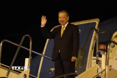 Tổng Bí thư Tô Lâm tại Sân bay Quốc tế Wattay. (Ảnh: Thống Nhất/TTXVN)