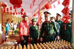 Đại tướng Nguyễn Trọng Nghĩa, Ủy viên Bộ Chính trị, Bí thư Trung ương Đảng, Chủ nhiệm Tổng cục Chính trị Quân đội Nhân dân Việt Nam tham quan các gian hàng trong chương trình “Chợ Xuân 0 đồng, lan tỏa yêu thương”. (Ảnh: Hưng Thịnh/TTXVN)