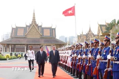 Tổng Bí thư Tô Lâm và Samdech Techo Hun Sen duyệt Đội danh dự Quân đội Hoàng gia Campuchia. (Ảnh: Thống Nhất/TTXVN)