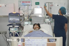 Bé trai bị đuối nước được theo dõi sức khỏe tại Bệnh viện Nhi đồng Đồng Nai. (Ảnh: Lê Xuân/TTXVN)
