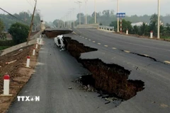 Hiện trường vụ sụt, lún tại chân cầu Hòa Bình, thuộc xã Hòa Hội, huyện Châu Thành. (Ảnh: TTXVN phát)