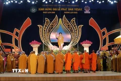 Quý chư tôn đức, tăng ni cử hành nghi lễ cúng dường Phật đản. (Ảnh: Lê Huy Hải/TTXVN)