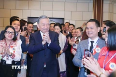 Tổng Bí thư Tô Lâm và Phu nhân gặp gỡ cán bộ, nhân viên Đại sứ quán Việt Nam cùng đại diện cộng đồng người Việt Nam tại Liên bang Nga. (Ảnh: Thống Nhất/TTXVN)