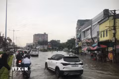 Ngập sâu tại ngã ba Nguyễn Lương Bằng và Nguyễn Thị Duệ, thành phố Hải Dương. (Ảnh: Tiến Vĩnh/TTXVN)