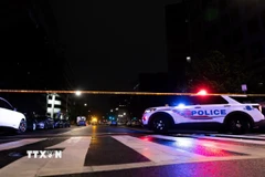 Hiện trường vụ nổ súng bên ngoài bảo tàng Do Thái ở Washington D.C., ngày 22/5/2025. (Nguồn: THX/TTXVN)
