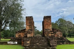 Một cổng vào trong khuôn viên quần thể đền cổ Muarajambi. (Ảnh: Đỗ Quyên/TTXVN)