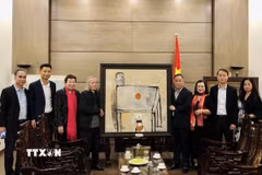 Đại diện Hội Mỹ thuật Việt Nam trao tượng trưng tác phẩm cho Bảo tàng Mỹ thuật Việt Nam. (Ảnh: Phương Lan/ TTXVN)
