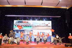 Các đội tranh tài trong phần thi hùng biện. (Ảnh: Lam Giang)