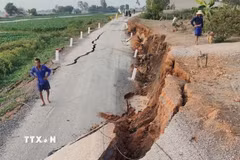 Hiện trạng tuyến đường bị sạt lở ở xã Vĩnh Hưng, Tây Ninh. (Ảnh: TTXVN phát)