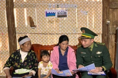 Bộ đội Biên phòng Cửa khẩu quốc tế Trà Lĩnh tuyên truyền bầu cử cho đồng bào vùng biên. (Ảnh: Chu Hiệu/TTXVN)