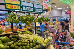 Người dân mua trái cây tại siêu thị Co.op trên đường Nguyễn Đình Chiểu, Thành phố Hồ Chí Minh. (Ảnh: Hương Giang/TTXVN)