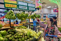 Người dân mua trái cây tại siêu thị Co.op trên đường Nguyễn Đình Chiểu, Thành phố Hồ Chí Minh. (Ảnh: Hương Giang/TTXVN)