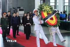 Đoàn Thông tấn xã Việt Nam do Phó Tổng Giám đốc Đoàn Thị Tuyết Nhung dẫn đầu vào viếng nguyên Chủ tịch nước Trần Đức Lương. (Ảnh: TTXVN)