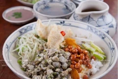Cơm hến. (Nguồn: Báo Ảnh Việt Nam)