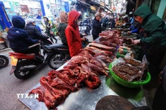 Các mặt hàng thực phẩm được bán tại chợ phục vụ nhu cầu của người dân. (Ảnh: Tuấn Anh/TTXVN)