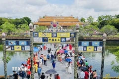 Các điểm du lịch, di tích lịch sử ở Huế thu hút lượng lớn khách tham quan. (Ảnh: Văn Dũng/TTXVN)