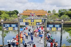 Các điểm du lịch, di tích lịch sử ở Huế thu hút lượng lớn khách tham quan. (Ảnh: Văn Dũng/TTXVN)