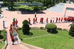 Đông đảo người dân đến viếng và dâng hương tại Di tích Quốc gia Thành cổ Quảng Trị. (Ảnh: Thanh Thủy/TTXVN)