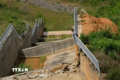 Khối công trình tại hạng mục tràn xả lũ của hồ chứa nước Đông Thanh đã bị xuống cấp nghiêm trọng sau ảnh hưởng của sạt lở. (Ảnh: Nguyễn Dũng/TTXVN)