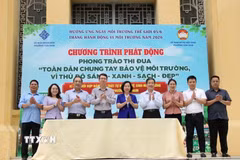 Chủ tịch Ủy ban Mặt trận Tổ quốc Việt Nam thành phố Hà Nội Bùi Huyền Mai tham gia các hoạt động hưởng ứng phong trào thi đua “Toàn dân chung tay bảo vệ môi trường, vì một Việt Nam xanh-sạch- đẹp” tại phường Cửa Nam, sáng 6/6/2026. (Ảnh: Hùng Mạnh/TTXVN)