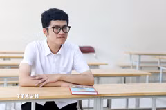 Theo Hoàng Quang Minh, bí quyết học tập của em khá đơn giản, với bất cứ môn học nào cũng phải học để hiểu bản chất thay vì chỉ ghi nhớ công thức hay mẹo làm bài. (Ảnh: Thế Duyệt/TTXVN)