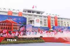 Tiếc mục văn nghệ chào mừng kỷ niệm 50 năm Ngày Sài Gòn-Gia Định chính thức vinh dự mang tên Chủ tịch Hồ Chí Minh tại Hội trường Thống Nhất (Thành phố Hồ Chí Minh). (Ảnh: Thanh Vũ/TTXVN)