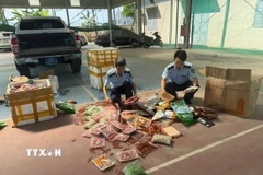 Lực lượng chức năng kiểm tra số hàng hóa tại hộ kinh doanh Đào Sen, có địa chỉ ở thị trấn Rừng Thông, phường Rừng Thông, thành phố Thanh Hóa. (Ảnh: TTXVN phát)