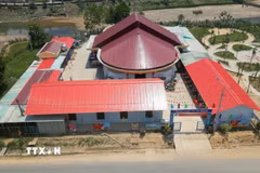 Lớp học tạm của Trường Tiểu học Blahê, xã A Vương được dựng tại một ngôi chợ mới xây, chưa đưa vào hoạt động trên địa bàn. (Ảnh: Xuân Quý/TTXVN)