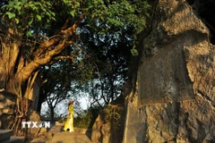 Đỉnh núi Non Nước mang nhiều áng văn thơ cổ nhất nước ta với hơn 100 bài vịnh và 40 bài khắc thạch của các danh nhân lịch sử. (Ảnh: Minh Đức/TTXVN)