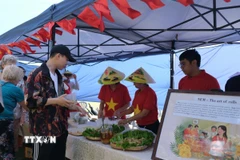 Bên cạnh phở, người dân Nam Phi và quốc tế cũng có cơ hội thưởng thức món nem rán truyền thống và càphê Việt Nam. (Ảnh: Hồng Minh/TTXVN)