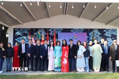 Các cán bộ, nhân viên, phu quân, phu nhân Đại sứ quán Việt Nam tại Pretoria và các cơ quan bên cạnh tham dự Lễ kỷ niệm. (Ảnh: Hồng Minh/TTXVN)