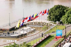 Cụm cờ các nước ASEAN được đặt tại Công viên Bạch Đằng bên bờ sông Sài Gòn ngay trong khu vực trung tâm Thành phố Hồ Chí Minh. (Ảnh: Xuân Khu/TTXVN)