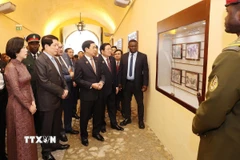 Chủ tịch nước Lương Cường và Phu nhân và đại biểu nghe giới thiệu về các hiện vật, tư liệu. (Ảnh: Lâm Khánh/ TTXVN)