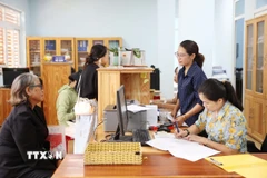 Giải quyết thủ tục hành chính cho người dân và doanh nghiệp ở Đắk Lắk. (Ảnh: Hoài Thu/TTXVN)