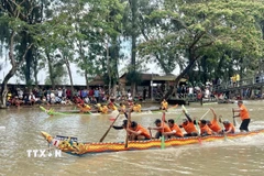 Đua ghe ngo mini thường được tổ chức nhân các dịp lễ, tết của đồng bào Khmer tại chùa Cái Giá giữa (xã Hưng Hội, huyện Vĩnh Lợi). (Ảnh: TTXVN phát)