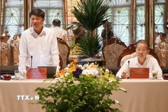 Bí thư Thành ủy Đà Nẵng Nguyễn Văn Quảng (bên phải) và Bí thư Tỉnh ủy Quảng Nam Lương Nguyễn Minh Triết (bên trái) chủ trì Hội nghị. (Ảnh: Quốc Dũng/ TTXVN)