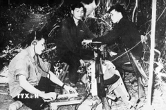 Tổ điện báo Thông tấn xã Giải phóng điện tin từ mặt trận về căn cứ. (Ảnh: TTXVN)