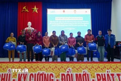 Người dân xã Gò Nổi, thành phố Đà Nẵng nhận quà hỗ trợ của chương trình. (Ảnh: TTXVN phát)