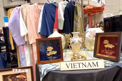 Sản phẩm thủ công mỹ nghệ đặc sắc và trang phục dân tộc truyền thống Việt Nam tại một lễ hội ở Mỹ. (Ảnh: Ngọc Quang/TTXVN)