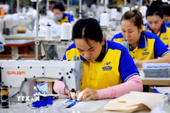 Sản xuất hàng dệt may xuất khẩu. (Ảnh: Hồng Đạt/TTXVN)