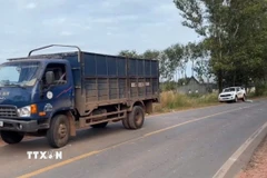 Hiện trường vụ xe tải 2 lần cán qua người nạn nhân sau tai nạn. (Ảnh: Đậu Tất Thành/TTXVN)