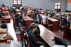 Lực lượng Bộ đội Biên phòng tỉnh Đồng Nai làm việc với các đối tượng lừa đảo trực tuyến xuyên biên giới. (Ảnh: Đậu Tất Thành/TTXVN)