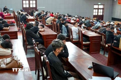 Lực lượng Bộ đội Biên phòng tỉnh Đồng Nai làm việc với các đối tượng lừa đảo trực tuyến xuyên biên giới. (Ảnh: Đậu Tất Thành/TTXVN)