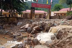 Điểm lẻ Cha Lung, Trường Tiểu học Tam Thanh, xã vùng cao biên giới Tam Thanh (Thanh Hóa) tan hoang sau bão lũ năm 2025, nhưng thầy cô giáo nhanh chóng khắc phục để ổn định công tác dạy và học. (Ảnh: Khiếu Tư/TTXVN)