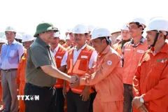 Thủ tướng Phạm Minh Chính với kỹ sư, công nhân đang thi công Dự án Đường dây 500kV Lào Cai-Vĩnh Yên trên địa bàn xã Dân Chủ, tỉnh Phú Thọ. (Ảnh: Dương Giang/TTXVN)