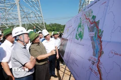 Thủ tướng Phạm Minh Chính kiểm tra tiến độ thi công Dự án Đường dây 500kV Lào Cai- Vĩnh Yên trên địa bàn xã Thái Hòa, tỉnh Phú Thọ. (Ảnh: Dương Giang/TTXVN)